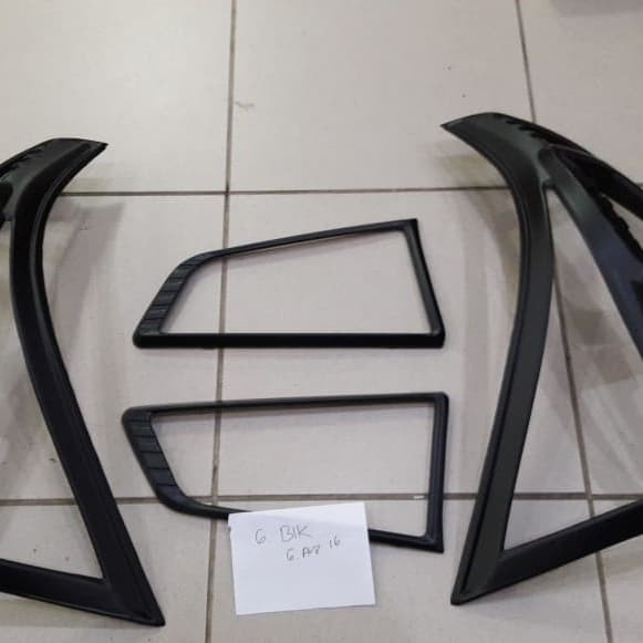 GARNISH BELAKANG MOBIL TOYOTA AVANZA 2015 - 2017