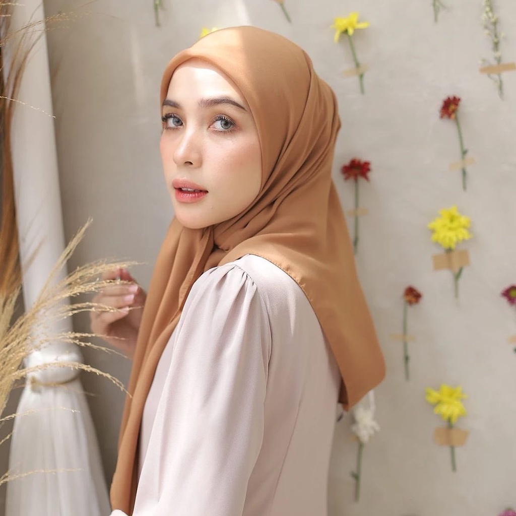 kerudung jilbab segi empat BELLA SQUARE polos bahan double hycon ( pollycotton ) premium jahit tepi 