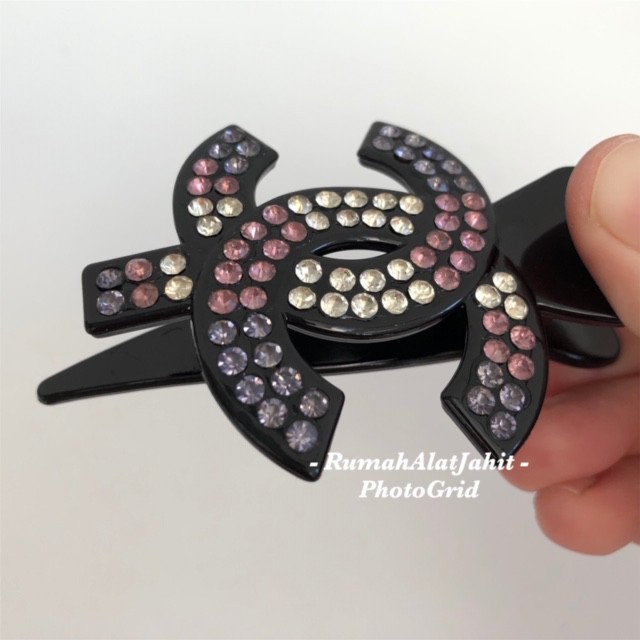 Jepit rambut (hair clip) Permata 8.5 cm model 7A16 0D motif logo C, 5 pilihan warna