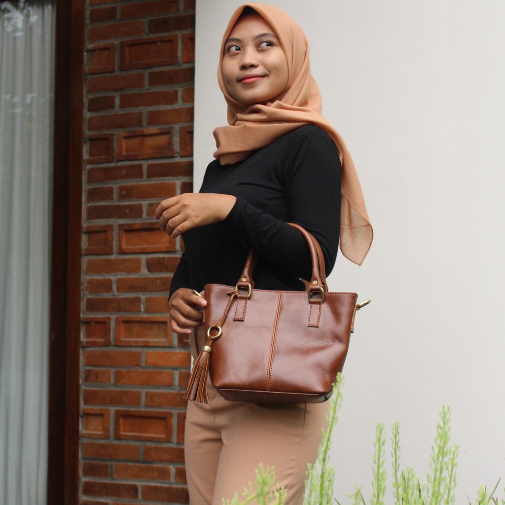 TAS JINJING DAN SELEMPANG KULIT SAPI ASLI MODEL EMMA DARK BROWN/ FREE GRAVIR NAMA DI GANTUNGAN TAS