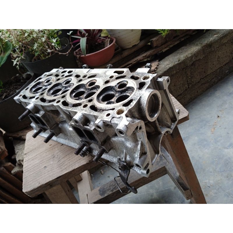 cylinder head  twincam 1.6 .