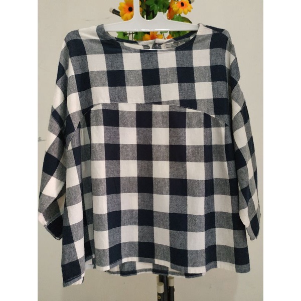 Blouse hitam putih motif kotak"