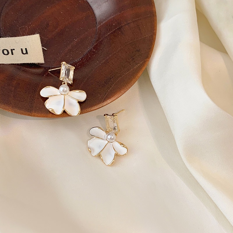 Anting Tusuk Motif Bunga Klasik Elegan Ala Perancis / Retro Warna Putih Untuk Wanita