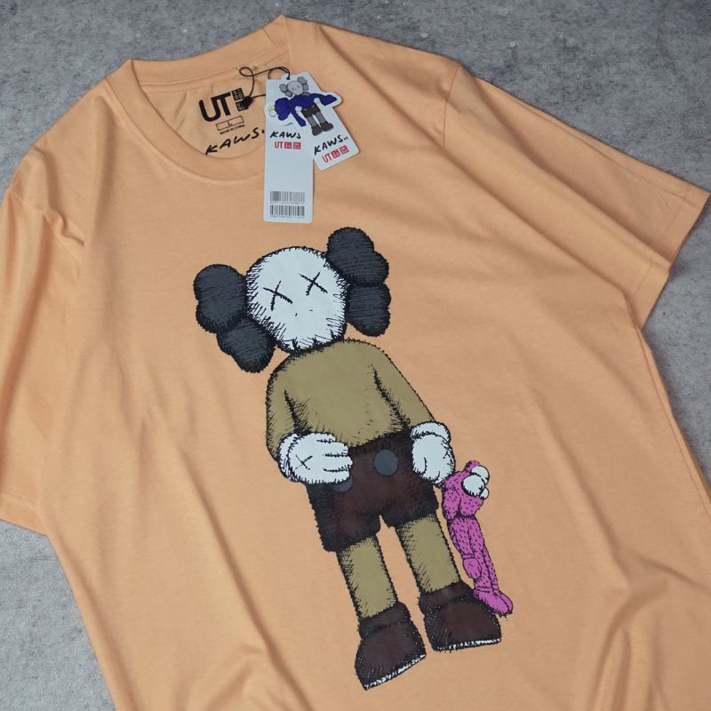 KAOS UNIQLO KAWS - BAJU T SHIRT UNIQLO X KAWS AUTHENTHIC-KAWS SALEM