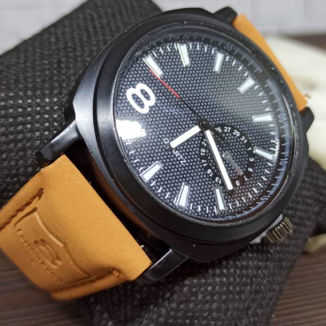 Jam tangan pria strap kulit modis waterproof Man gurrem Unique Analog