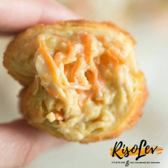 

RISOLES 1 PAX 8 PCS (Rougut Ayam Spesial)