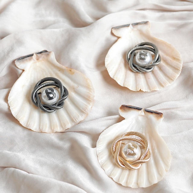 READY BUTTONSCARVES SWIRLED PEARL BROOCH