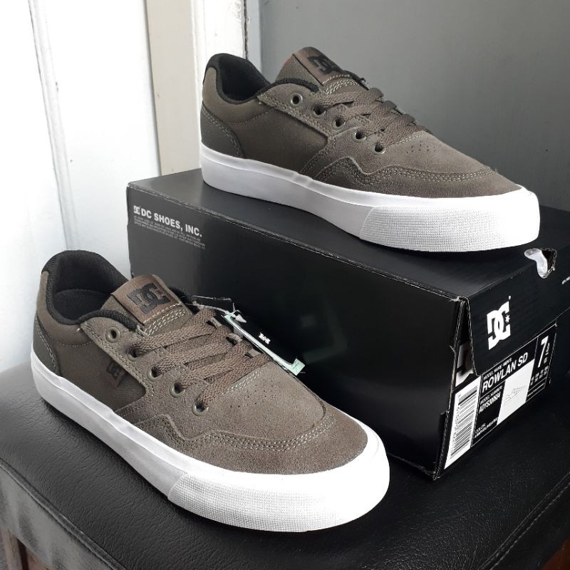 ORI SALE DC Shoes Men up to 70% Rowlan SD Army/Olive Sepatu Pria