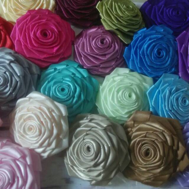 

Aplikasi mawar ukuran 5cm dan 7,5 cm warna gelap