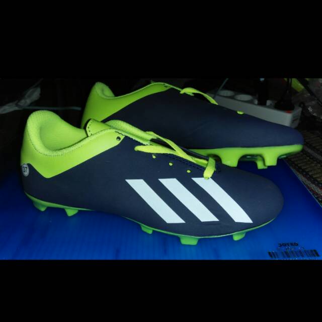 Sepatu sepak bola anak Adidas X