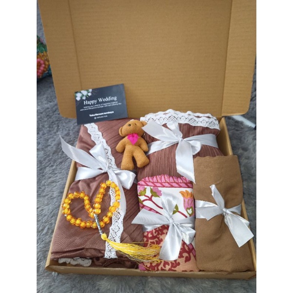 PAKET HAMPERS KOMPLIT MUKENA PLISKET RENDA HIJAB SAJADAH BONEKA LENGKAP KADO ULTAH WEEDING MAHAR WAN