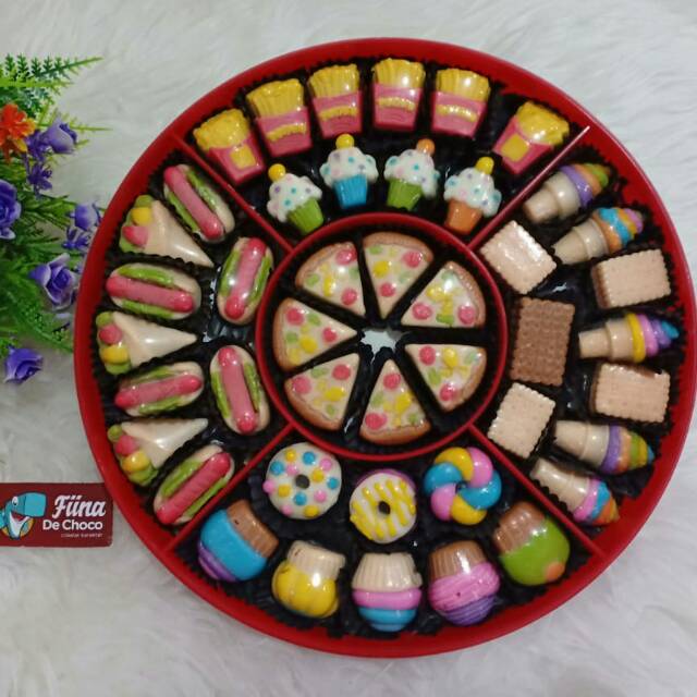 

AG10 Coklat Karakter Premium Fiina de Choco Aneka Makanan Parsel Toples Merah