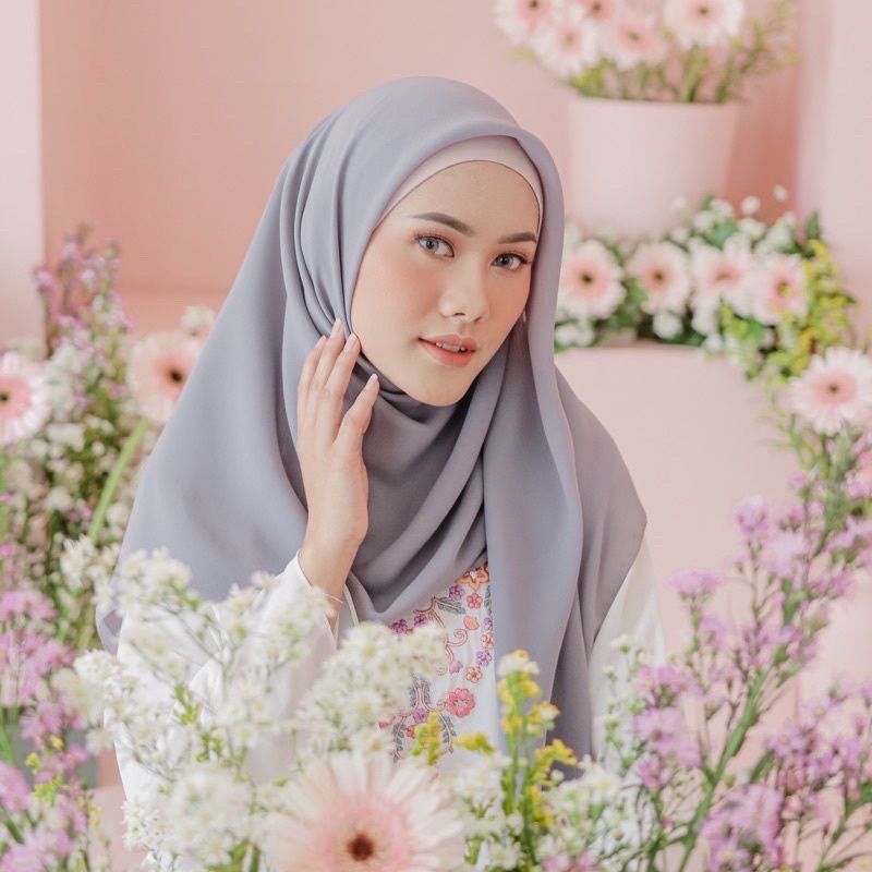 40+ Warna Hijab Segi Empat Bella Square Premium Original Jilbab Bella Square Polos Pollycotton-Misty Grey