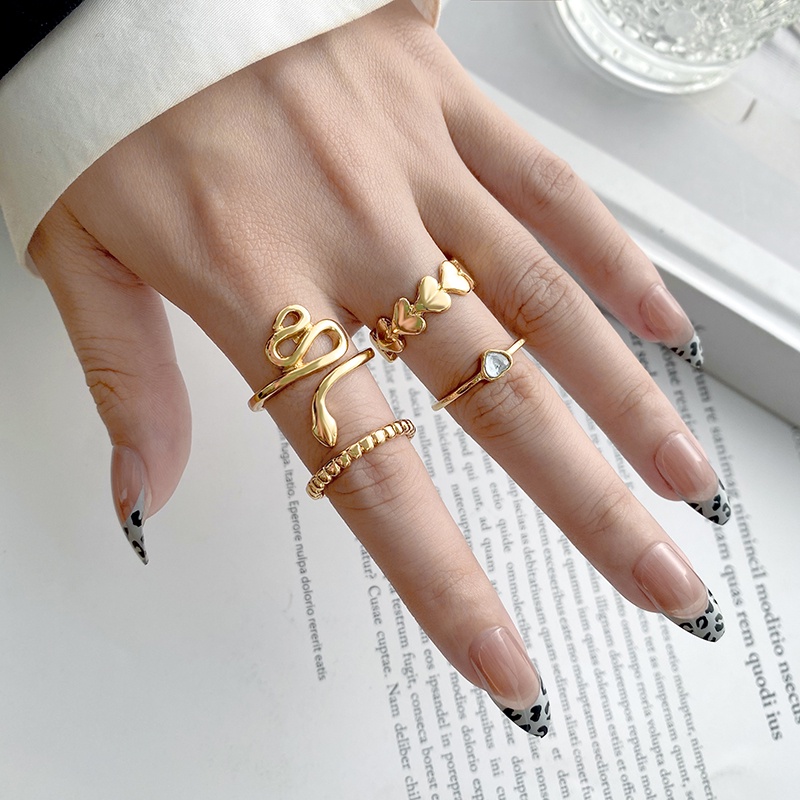 YEEZII 4pcs / Set Cincin Emas Bentuk Hati Ular Tidak Teratur Gaya Retro Untuk Wanita