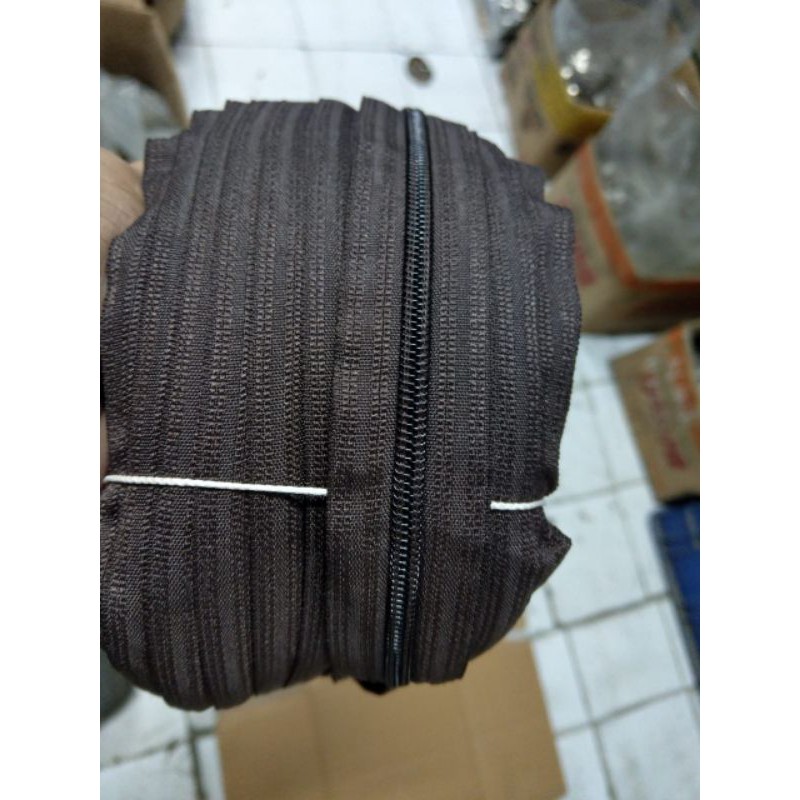 

Resleting gigi coil plastik no.5 warna coklat tua (100 yard).