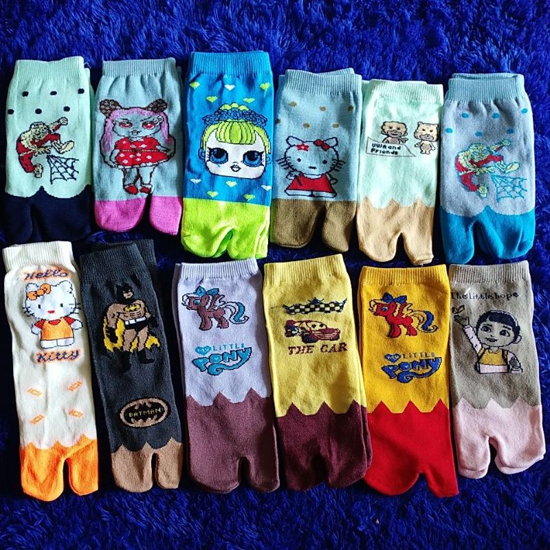 Kaos kaki jempol anak²