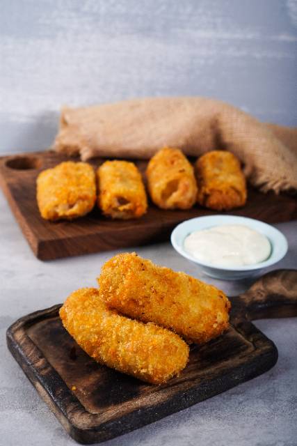 

FROZEN RISOLES | Risol Beef Egg Risol Mozarella Risol Bihun Ayam Pedas