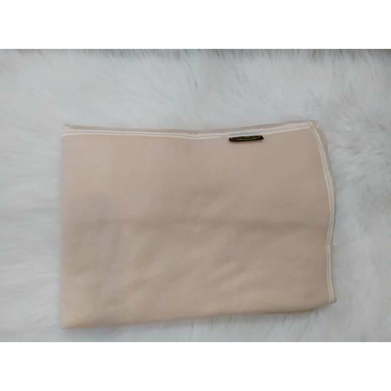 Selimut GLORIA krem hotel / motel / kost / asrama / homestay / guest house / oyo / red doorz / rumah