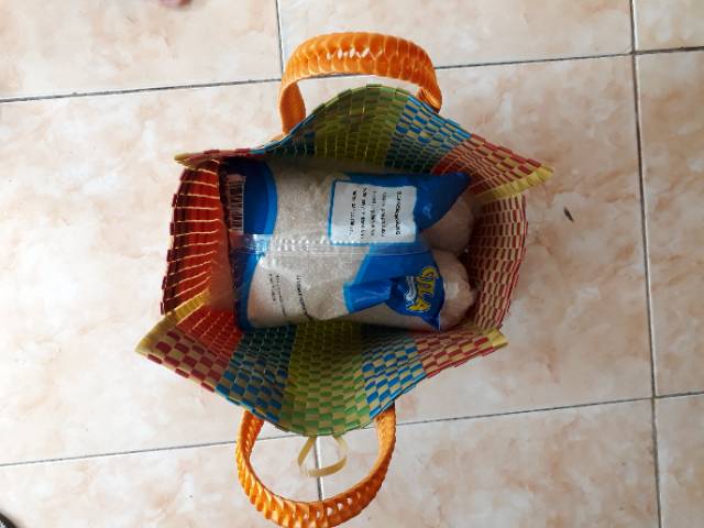 Tas Souvenir Anyaman Plastik Pakai Penutup dan Kancing Warna Kombinasi Ukuran M