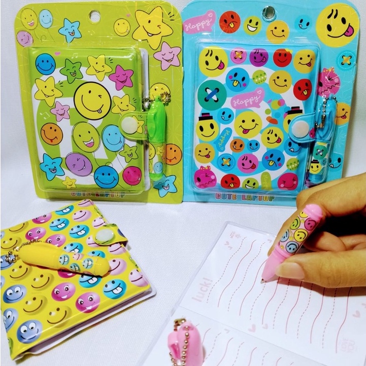 PAKET 2 IN 1 EMOJI SMILE CUTE SPECIAL EDITION ISI NOTEPAD DAN MINI PEN HARGA TERMURAH ADA 4 PILIHAN WARNA PAKET ALAT TULIS MURAH SET 2IN1 GAMBAR EMOTICON READY GROSIR DAN COD