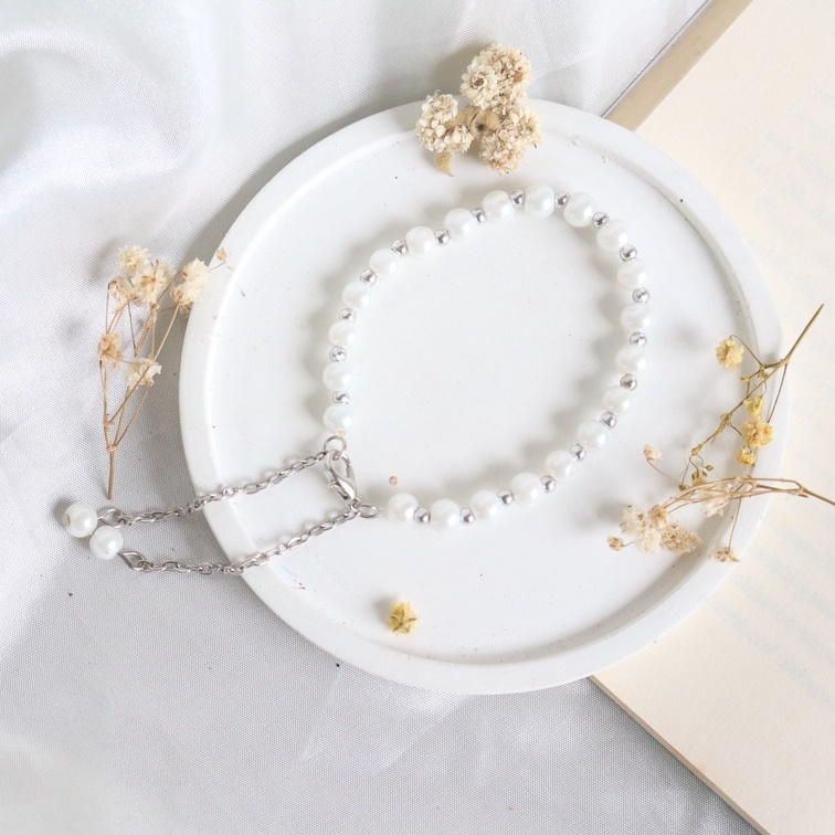 Gelang / Bracelet White Anyelir / Fashion / Korea Style / Simple / Cantik / Unik / Etnik / Natural / Gelang Sahabat Persahabatan / Wanita Vintage / Biru Muda / Batu Putih / Aksesoris Asesoris / Perhiasan Unik Cantik Anggun