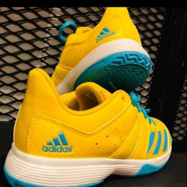 paket usaha Sepatu adidas badminton original 100%