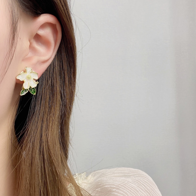 Anting Stud Desain Bunga Gardenia Warna Putih Untuk Aksesoris Perempuan