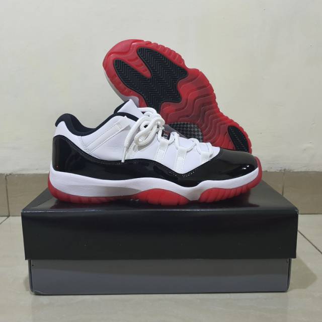 SEPATU BASKET AIR JORDAN 11 LOW BRED CONCORD