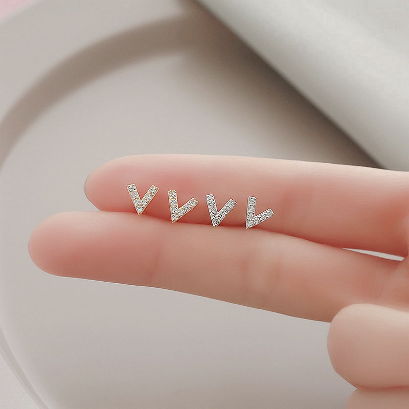 Anting Tusuk Sterling Silver 925 Desain Huruf V Hias Kristal Untuk Wanita