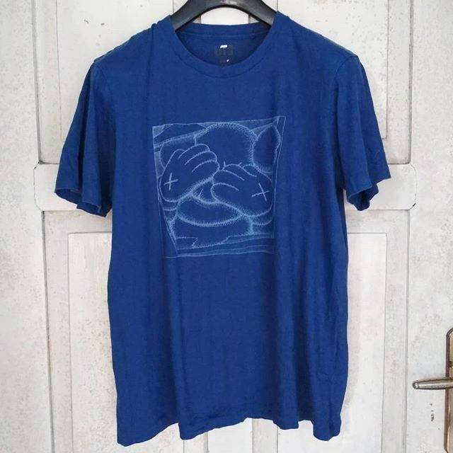 Kaos Uniqlo x Kaws