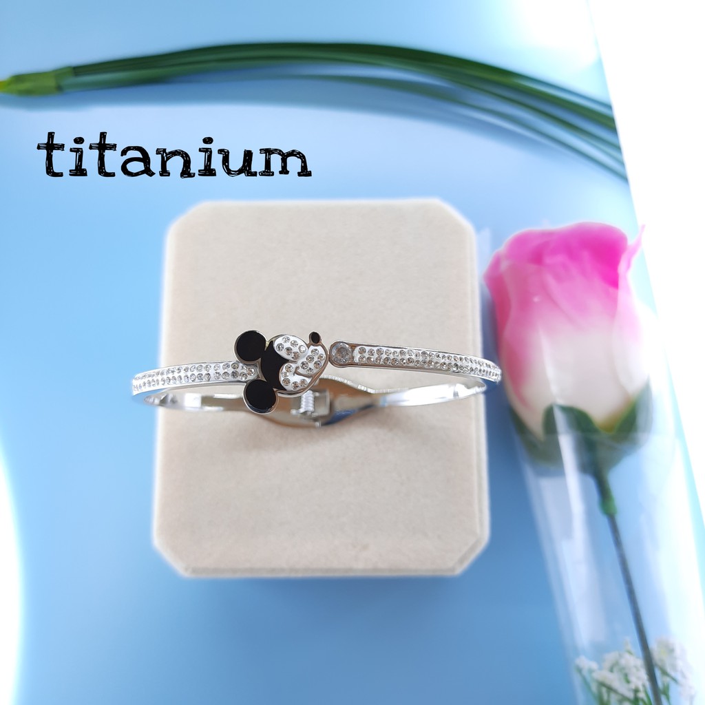 Gelang Bangle Titanium Disain Mickey Dengan Taburan Kristal Warna Gold dan Silver