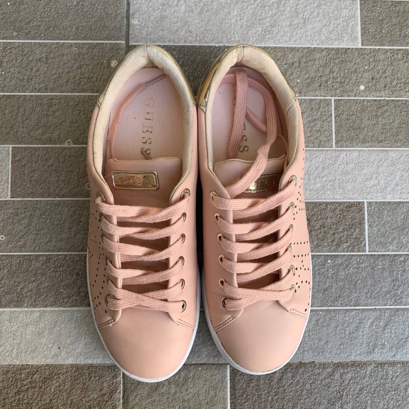 Preloved Star Logo GUESS Sneakers (Sepatu Guess Original)