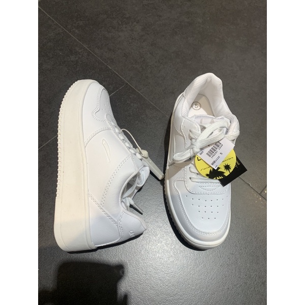 La gear Dash White payless sneaker wanita