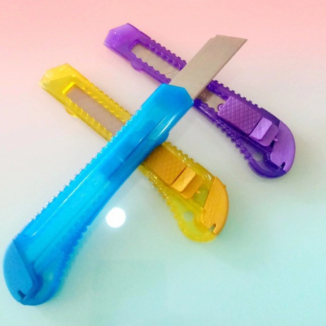 

Hemat Cutter Plastik Besar Transparan Jenia J-500 (12 Pcs) Promo