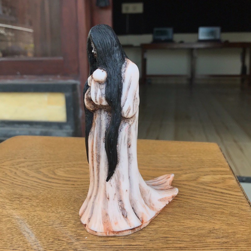 Miniatur Kuntilanak Berdiri