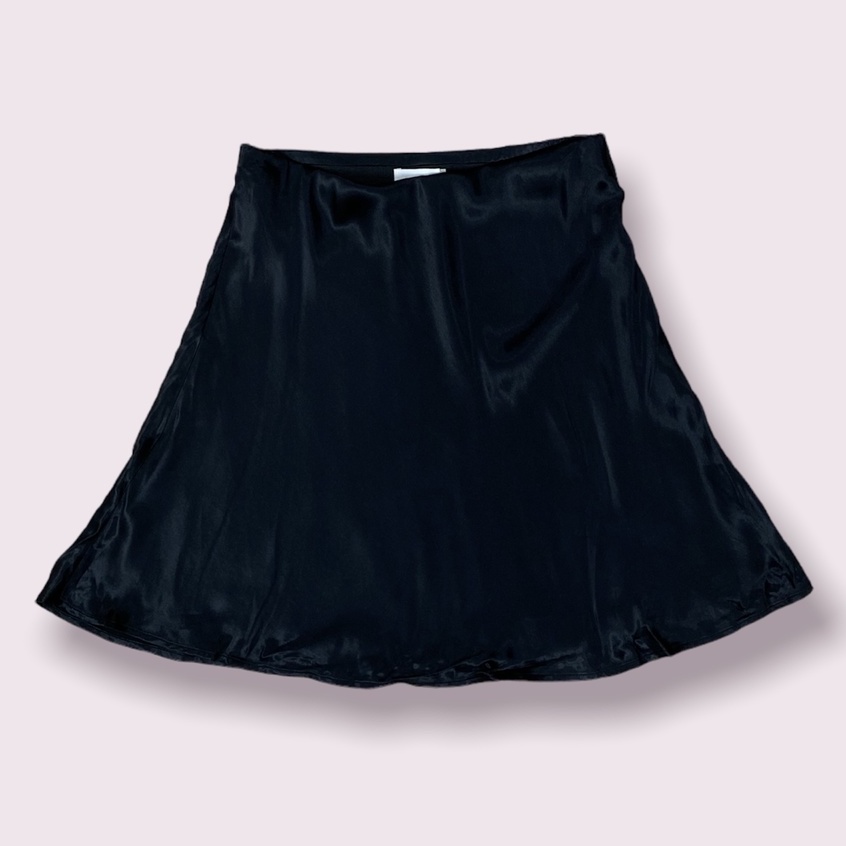 ROK PENDEK BAHAN SATIN WARNA HITAM