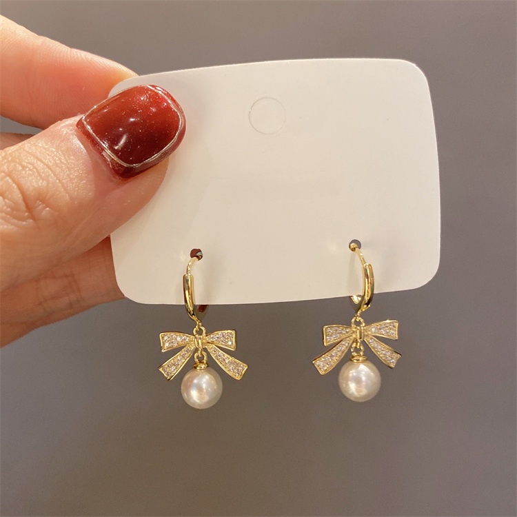 Anting Tusuk Gantung Wanita Desain Pita Hias Mutiara + Berlian Gaya Simple Untuk Hadiah