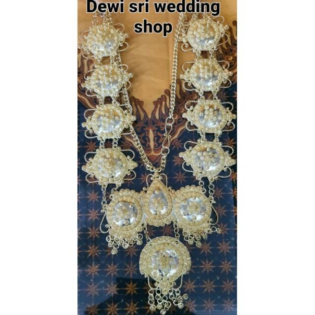 kalung adat