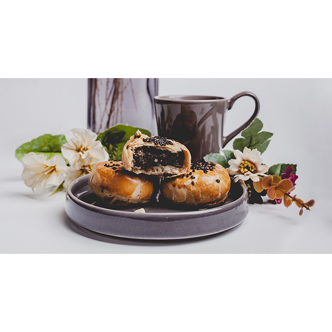 

Bakpia Black Sesame Isi 10 Pcs by Bakpia Juwara Satoe Jogja