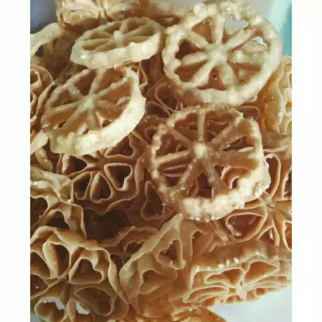 

Cemilan keripik kerupuk Kembang goyang