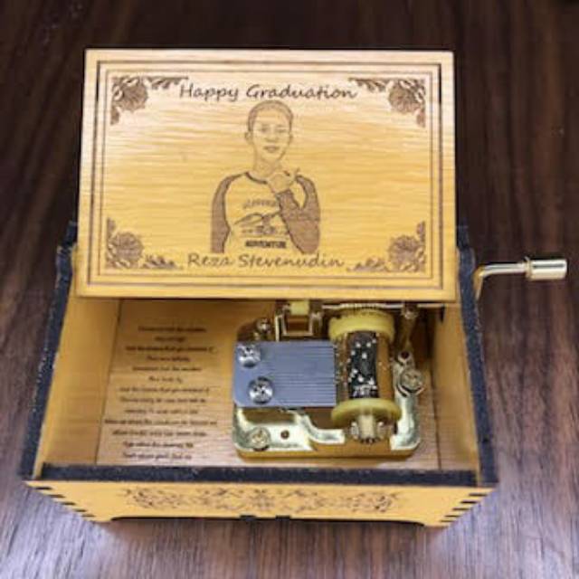 Kotak Musik Besar Manual Kayu Meranti Foto dan Tulisan