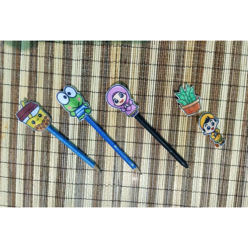 

sarung pensil karakter/ hiasan pensil karakter dari kain flanel/ flanel karakter/hiasan pensil flanel karakter/ pensil karakter/ topi pensil karakter bisa lepas pasang/ pulpen karakter