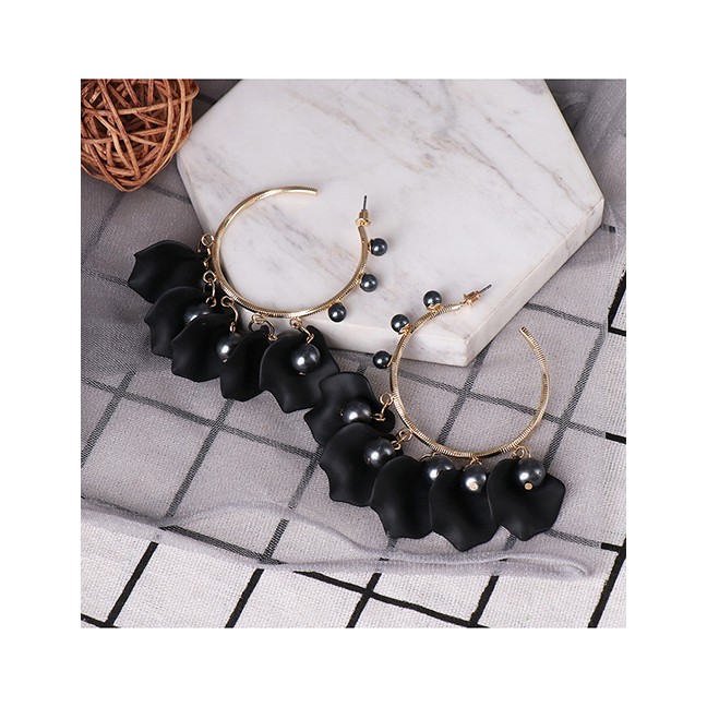 LRC Anting Tusuk Fashion Black Petal C-shaped Earrings D57298