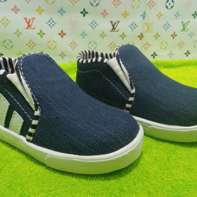 Sepatu boxing levis