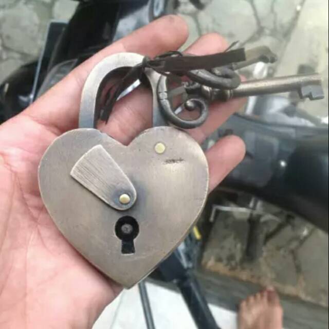 Gembok Kuningan Antik Motif Cinta