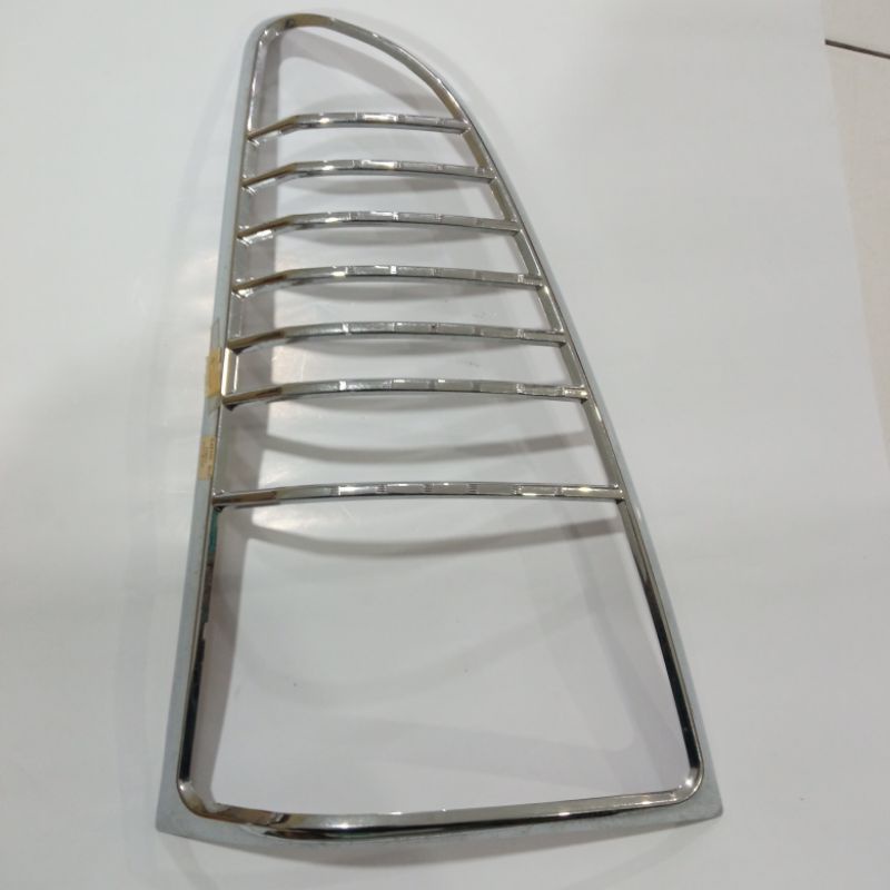 Garnish Belakang New Innova Cover Lampu Belakang New Innova 2008-2010