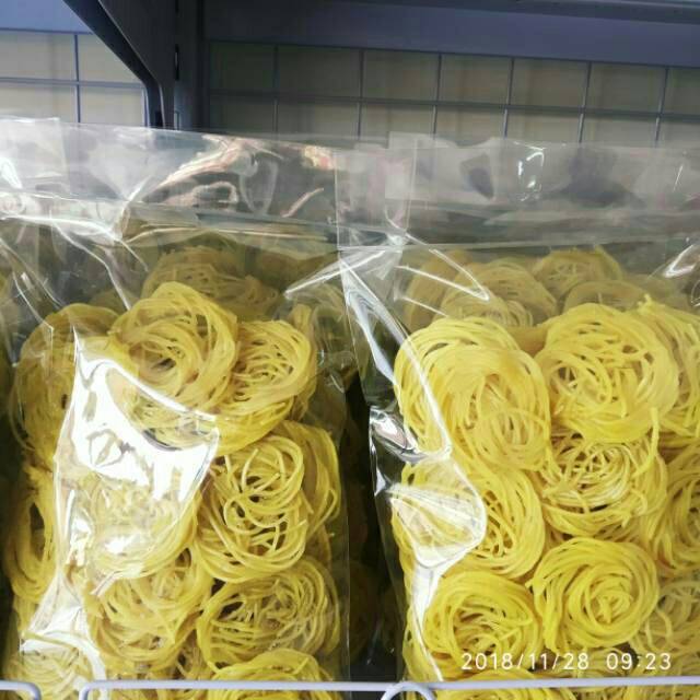 

KRUPUK MIE BUMBU MENTAH TINGGAL GORENG