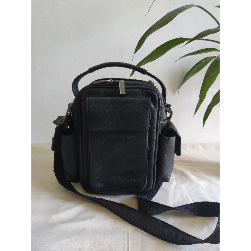 Tas selempang/sling bag hitam kulit asli tebal, preloved