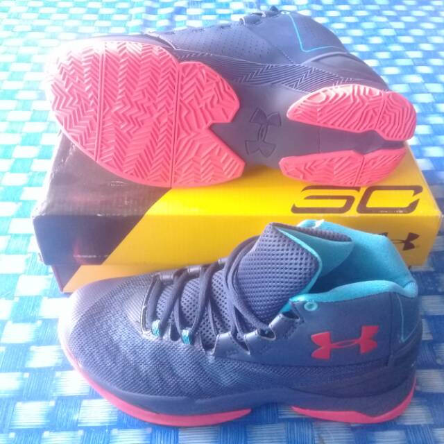 Sepatu UnderAmour