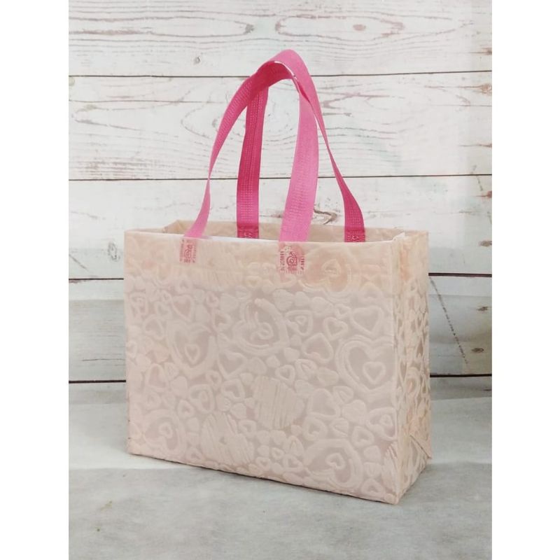 

Goodie Bag Brownies Roti Gulung Tas Spunbond 3D Premium Kotak Nasi 27×10 cm Hajatan